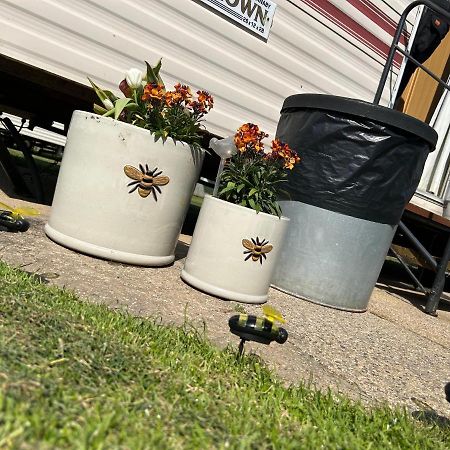 Отель The Samanda Van Newport Caravan Park Хемсби Экстерьер фото