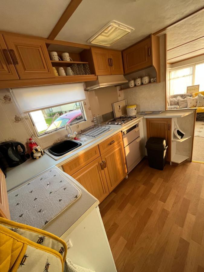 Отель The Samanda Van Newport Caravan Park Хемсби Экстерьер фото