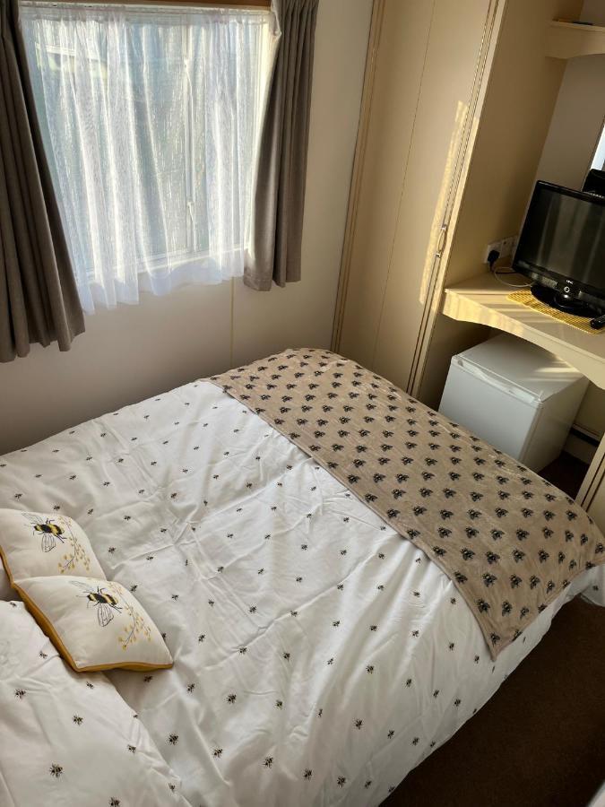 Отель The Samanda Van Newport Caravan Park Хемсби Экстерьер фото