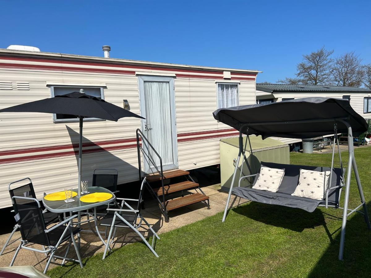Отель The Samanda Van Newport Caravan Park Хемсби Экстерьер фото